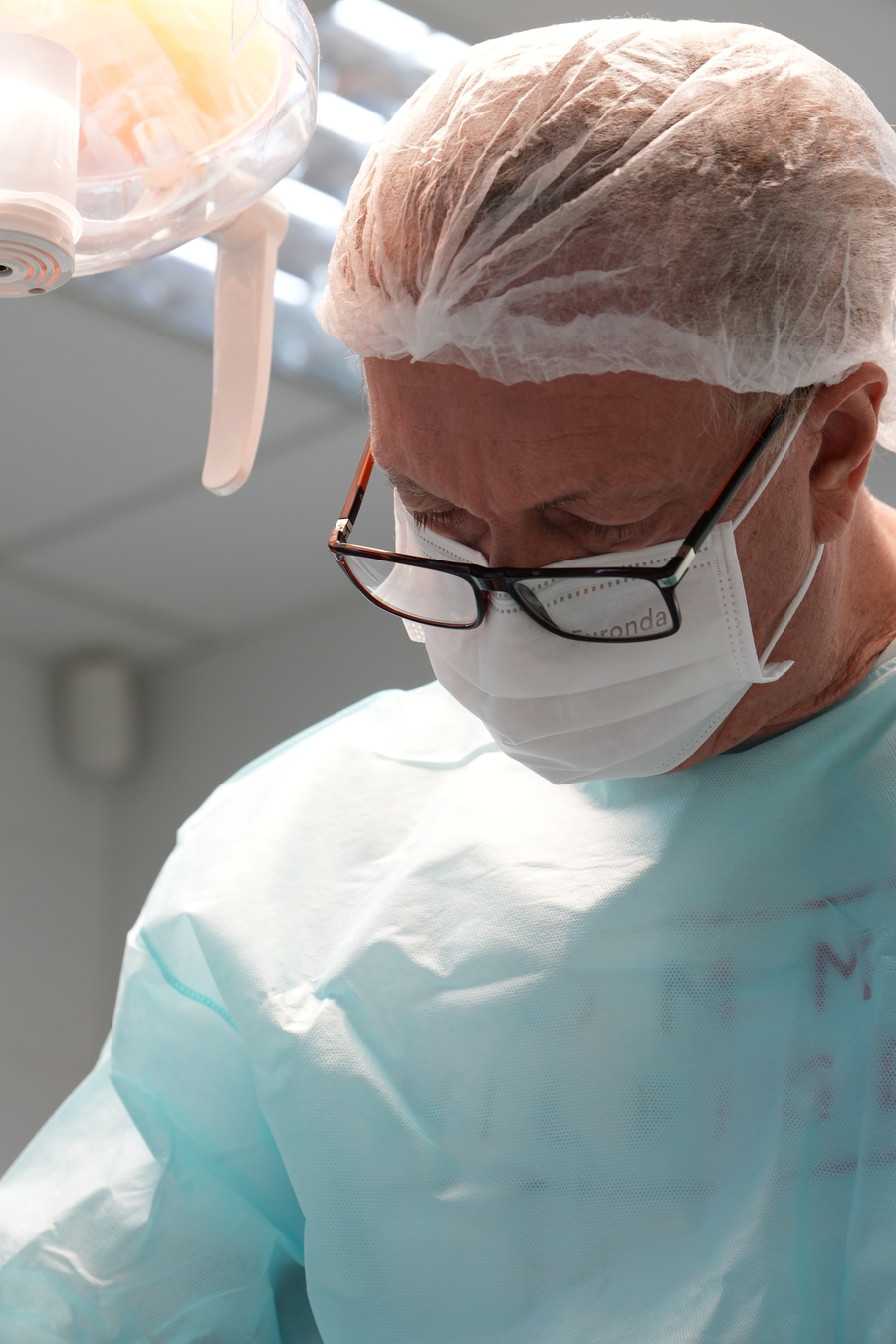 Операция имплантации в клинике СТОМОС. Оперирует доктор, кандидат медицинских наук Осипов Андрей Викторович